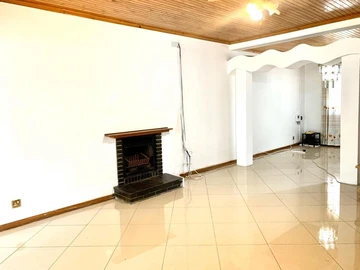 2 Bedroom Flat & Apartment