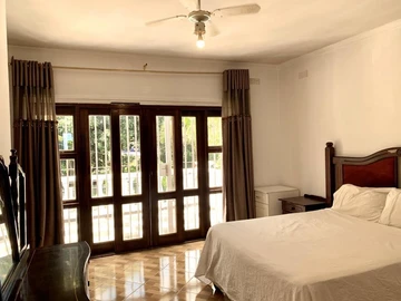 2 Bedroom Flat & Apartment