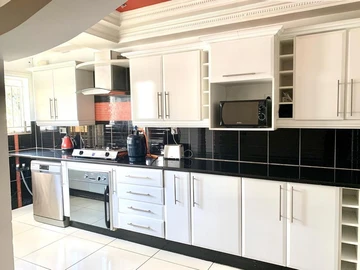 2 Bedroom Flat & Apartment