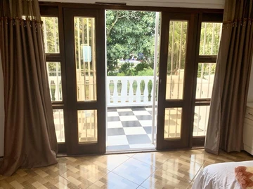 2 Bedroom Flat & Apartment